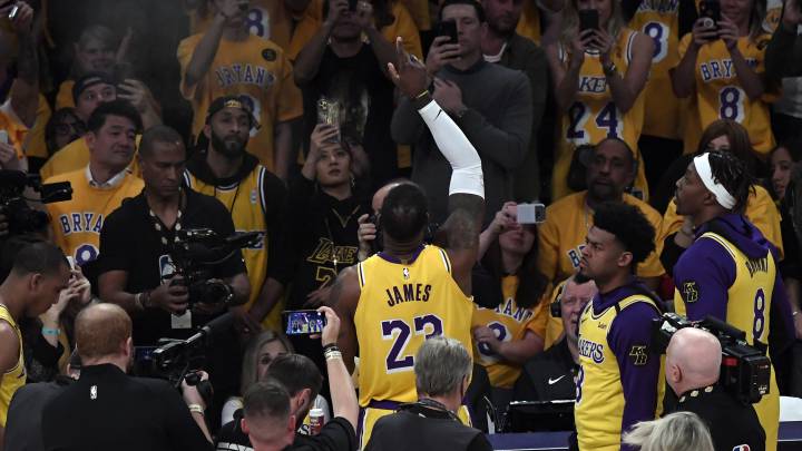 LeBron James saluda al cielo en honor a Kobe Bryant en el partido de la NBA que enfrentó a Los Ángeles Lakers y a los Portland Traile Blazers