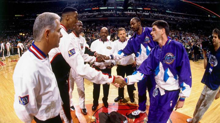 John Stockton y Karl Maloe saludan a Scottie Pippen y Michael Jordan antes del segundo partido de las Finales de la NBA de 1997 entre los Utah Jazz y los Chicago Bulls
