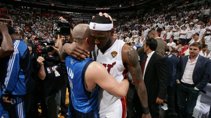 LeBron James y Jason Kidd se saludas tras las Finales de la NBA del 2011, en las que Miami Heat cedió ante los Dallas Mavericks