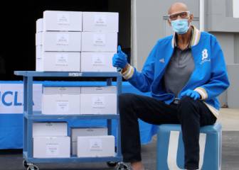 Abdul-Jabbar dona miles de gafas para luchar contra el coronavirus