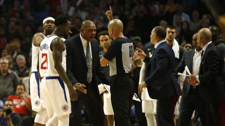 Doc Rivers habla con el árbitro durante un partido de la NBA de Los Ángeles Clippers