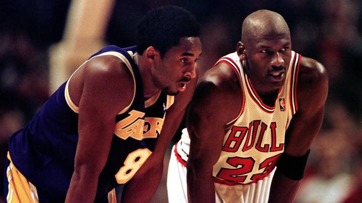 Kobe Bryant y Michael Jordan durante un partido de la NBA entre Los Ángeles Lakers y Los Chicago Bulls