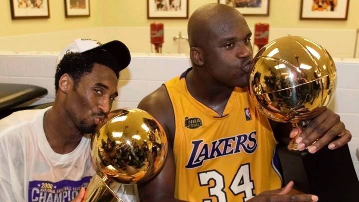Kobe y Shaq celebran el primer anillo de la NBA que conquistaron juntos con Los Ángeles Lakers en el 2000