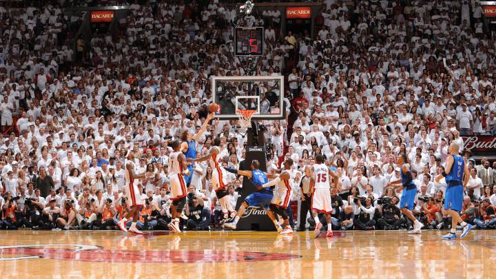 Dirk Nowitzki anota el tiro ganador durante el segundo partido de las Finales de la NBA entre los Dallas Mavericks y los Miami Heat
