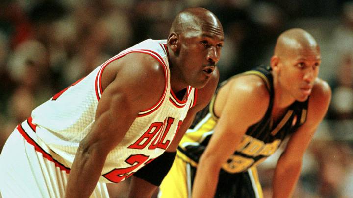 Michael Jordan y Reggie Miller, durante un partido de la NBA entre Chicago Bulls e Indiana Pacers