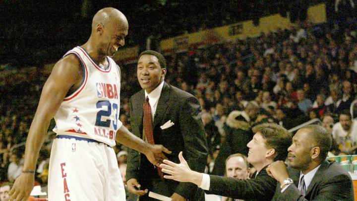 Michael Jordan se marcha al banquillo durante un All Star con Isiah Thomas, entrenador entonces, mirándole