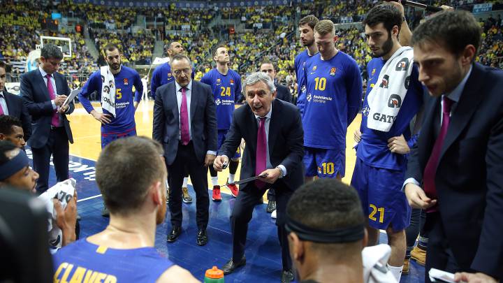 Svetislav Pesic da instrucciones a sus jugadores durante un partido del Barcelona de la Euroliga