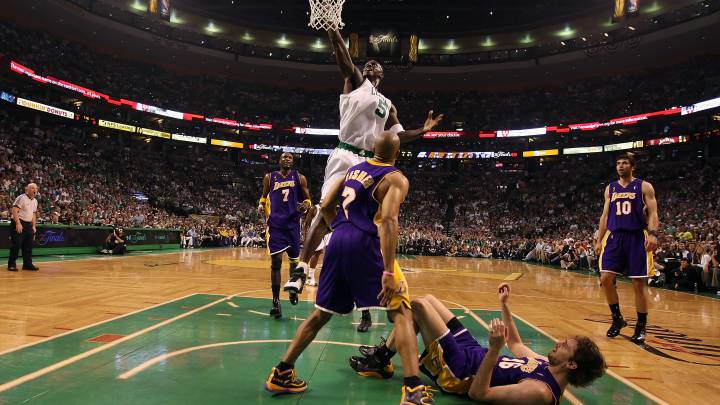 Kevin Garnett anota una canasta con Pau Gasol en el suelo, durante las Finales de la NBA 2008 entre Los Ángeles Lakers y los Boston Celtics