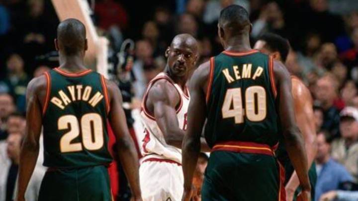Michael Jordan mira desafiante a Gary Payton y Shawn Kemp durante las Finales de la NBA de 1996 que enfrentaron a Chicago Bulls y Seattle SuperSonics