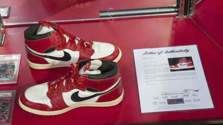 Salen a subasta las zapatillas Nike que Michael Jordan vistió durante algunos partidos en 1985. El precio de salida será de entre 100.000 y 150.000 dólares