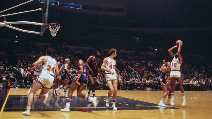 Walt Frazier se dispone a lanzar durante un partido de los New York Knicks de la NBA, en 1974