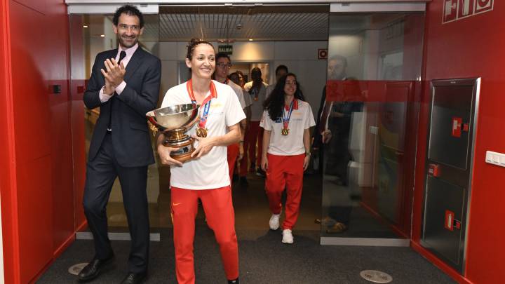 Laia Palau, capitana de la Selección femenina, con Jorge Garbajosa, presidente de la Federación Eespañola, visitan AS con el trofeo de campeones de Europa conseguido el pasado mes de julio en Belgrado.