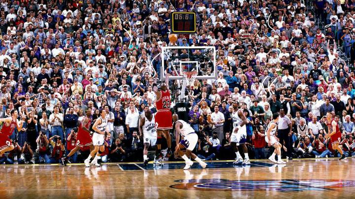 Michael Jordan tira sobre Byron Russell para conseguir el tiro ganador del sexto partido de las Finales de la NBA de 1998, que enfrentaron a Chicago Bulls y Utah Jazz