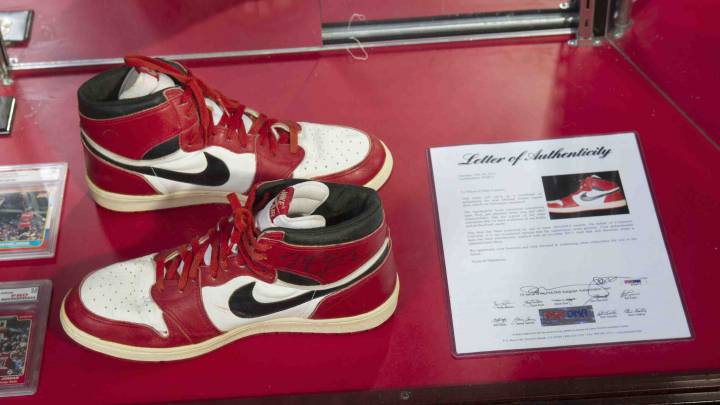 Un par de zapatillas de Nike, del legendario ex jugador de la NBA Michael Jordan, han sido vendidas en subasta por 560.000 dólares