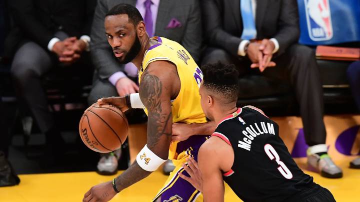 LeBron James y CJ McCollum, durante un partido de la NBA entre Los Ángeles Lakers y los Portland Trail Blazers