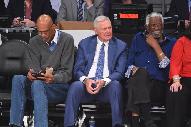 Jerry West con Kareem Abdul-Jabbar a la izquierda, y Bill Russell a la derecha. Ante el pívot de los Celtics perdió seis Finales en los 60