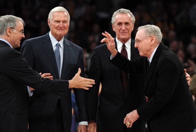 Gail Goodrich le da la mano a su exentrenador Bill Sharman con Pat Riley y Jerry West de fondo. Todos ellos fueron integrandes del anillo de 1972