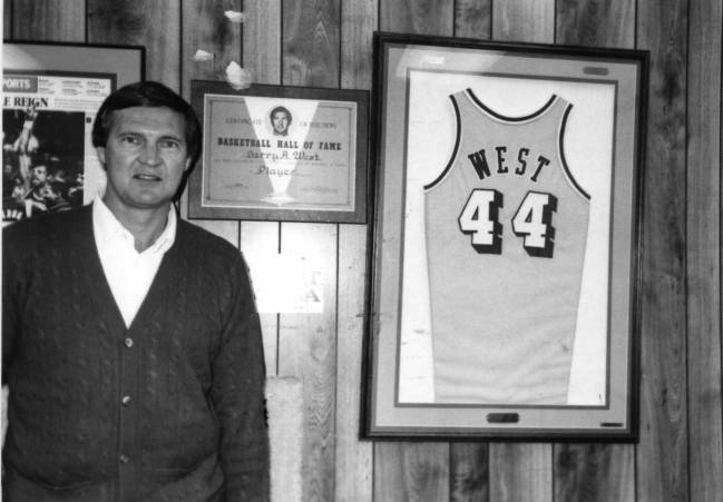 Jerry West salió por la puerta de atrás de unos Lakers a los que les dedicó su vida y donde tiene retirado el número 44