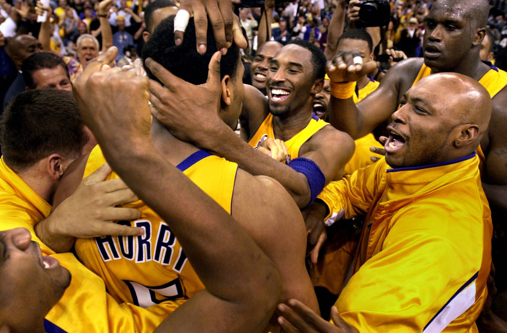 Los jugadores de los Lakers felicitan a Robert Horry tras el tiro ganador de este en el cuarto partido de las finales de Conferencia Oeste ante los Kings