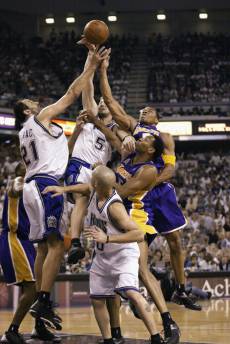 Jugadores de Lakers y Kings luchan por un balón durante un partido de la serie