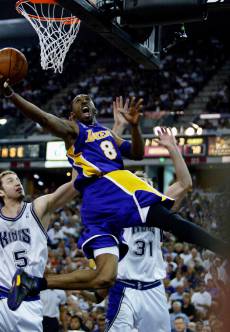 Kobe Bryant anotó 30 puntos en el partido inaugural de la serie, liderando a los Lakers a la victoria