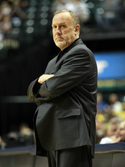 Rick Adelman es uno de los entrenadores más respetados de la NBA, aunque se retiró sin anillo. En la imagen, en un partido de su etapa en los Timberwolves