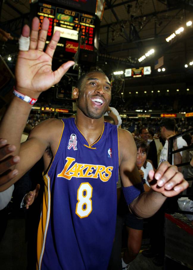 Kobe Bryant se va del Arco Arena tras la victoria de los Lakers en el séptimo partido por 106-112
