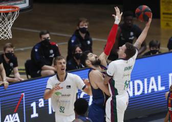 El Baskonia tumba al Unicaja en la prorroga con un final de película