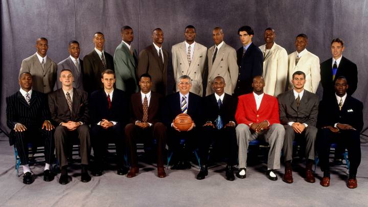 Los jugadores de la clase del draft de la NBA de 1996 posan junto al comisionado David Stern
