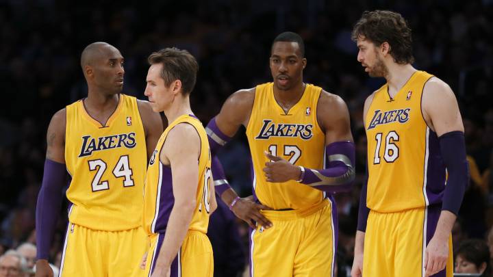 Kobe Bryant, Steve Nash, Dwight Howard y Pau Gasol, durante un partido de la NBA de Los Ángeles Lakers