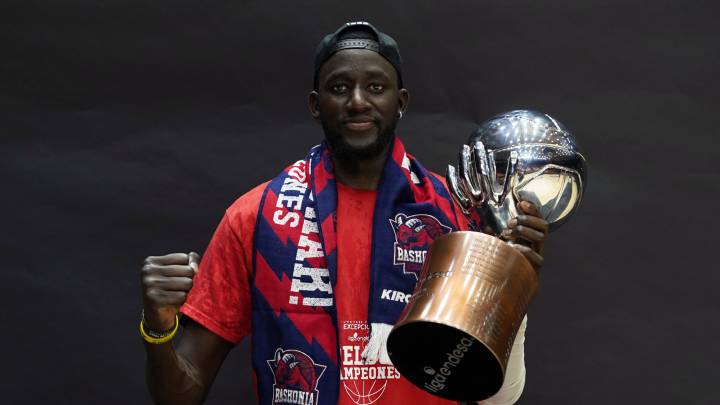Ilimane Diop con el trofeo de campeón ACB.