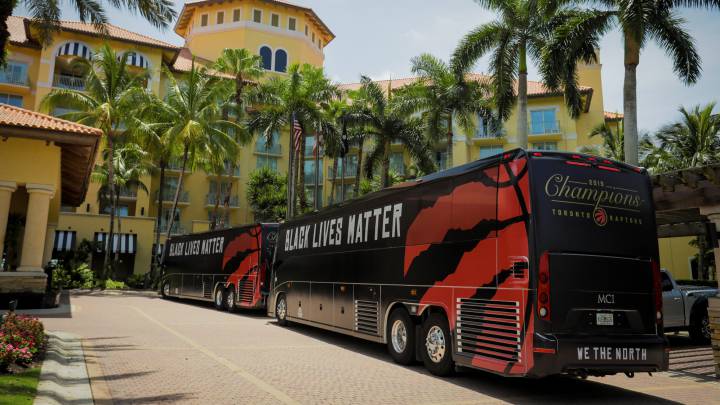 El autobús de Toronto Raptors en Orlando (Florida).