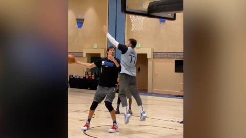 Parece un niño de 13 años: Doncic defendiendo al gigante de la NBA