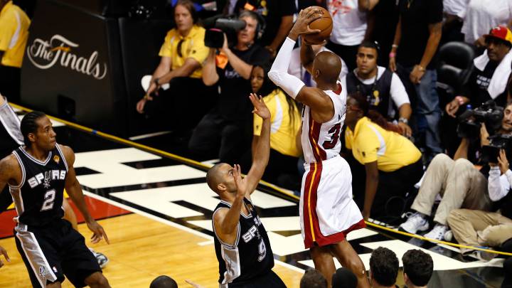 Ray Allen anota el triple para forzar la prórroga durante el sexto partido de las Finales de la NBA 2013, que enfrentaron a Miami Heat y a San Antonio Spurs