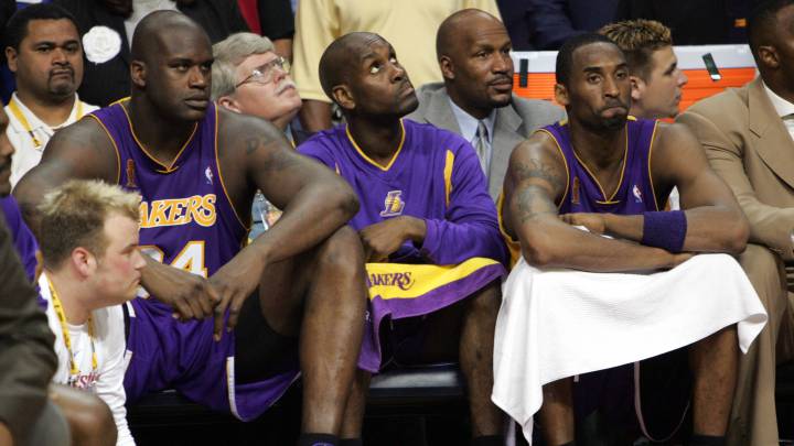 Shaquille O'Neal, Gary Payton y Kobe Bryant, durante el quinto partido de las Finales de la NBA 2004 que enfrentaron a Los Ángeles Lakers y a Detroit Pistons y que pususo el fin de la dinastía de púrpura y oro