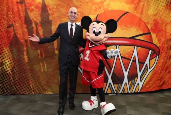 Adam Silver y Micky Mouse