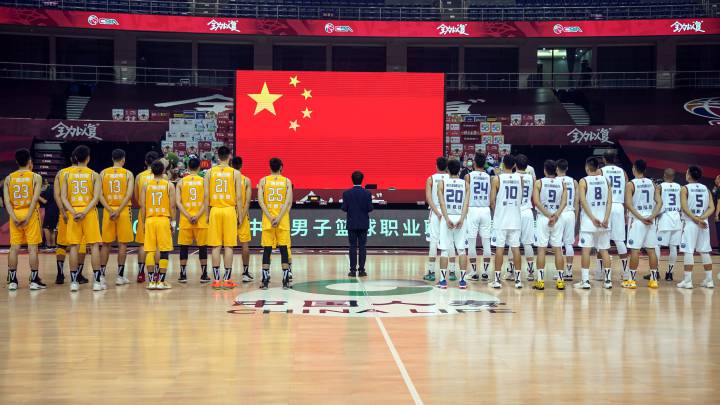 En Qingdao, China, los jugadores de la CBA rinden homenaje a los fallecidos por el coronavirus.