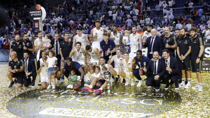 El Real Madrid levanta el trofeo de campeón de la Supercopa 2019