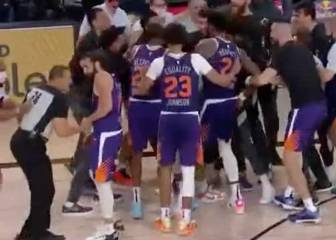 Mientras todos celebraban la canasta de Booker... Ricky Rubio tuvo este gesto con el árbitro