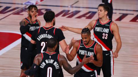 Damian Lillard saluda a sus compañeros durante el partido de la NBA que ha enfrentado a Portland Trail Blazers y Denver Nuggets