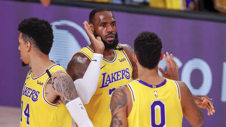 LeBon James felicita a Kyle Kuzma, durante el partido de la NBA que ha enfrentado a Los Angeles Lakers y Denver Nuggets