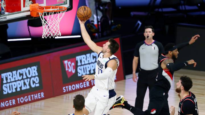 Luka Doncic anota tras superar a Carmelo Anthony en el Dallas Mavericks-Portland Trail Blazers.