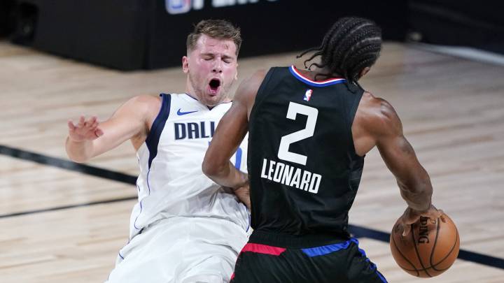 Kawhi Leonard empuja a Luka Doncic durante el segundo partido de la primera ronda de los playoffs NBA entre Los Angeles Clippers y los Dallas Mavericks.