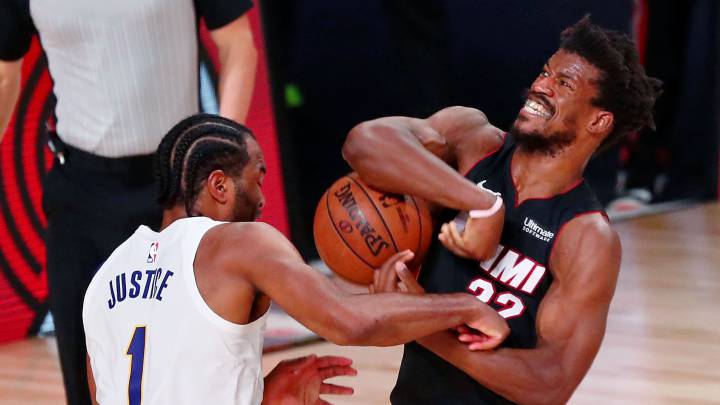 Jimmy Butler trata de superar a TJ Warren durante el Miami Heat - Indiana Pacers.