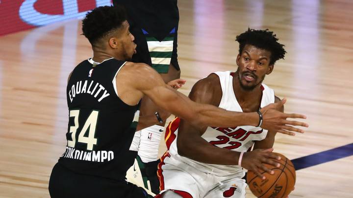 Jimmy Butler, ante Giannis Antetokounmpo, durante el segundo partido de las semifinales de los playoffs de la Conferencia Este, que han enfrentado a Milwaukee Bucks y a Miami Heat