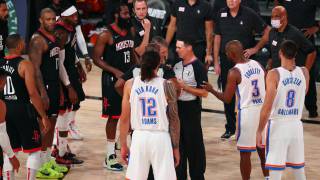 Chris Paul protestas al árbitro durante el séptimo partido de la primera ronda de los playoffs de la Conferencia Oeste que ha enfrentado a Houston Rockets y a Oklahoma City Thunder