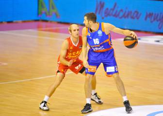 El Valencia arrolla al UCAM Murcia y sigue intratable