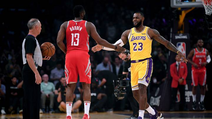 LeBron James saluda a James Harden durante un partido de la NBA entre Los Angeles Lakers y Houston Rockets