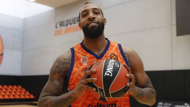 Derrick Williams posa para AS en l'Alquería del Basket en Valencia.
