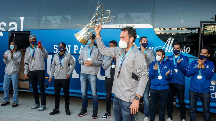 Vitor Benite, capitán del San Pablo Burgos, ofrece con el resto de sus compañeros el trofeo de campeón de la Champions FIBA a las instituciones de la ciudad.